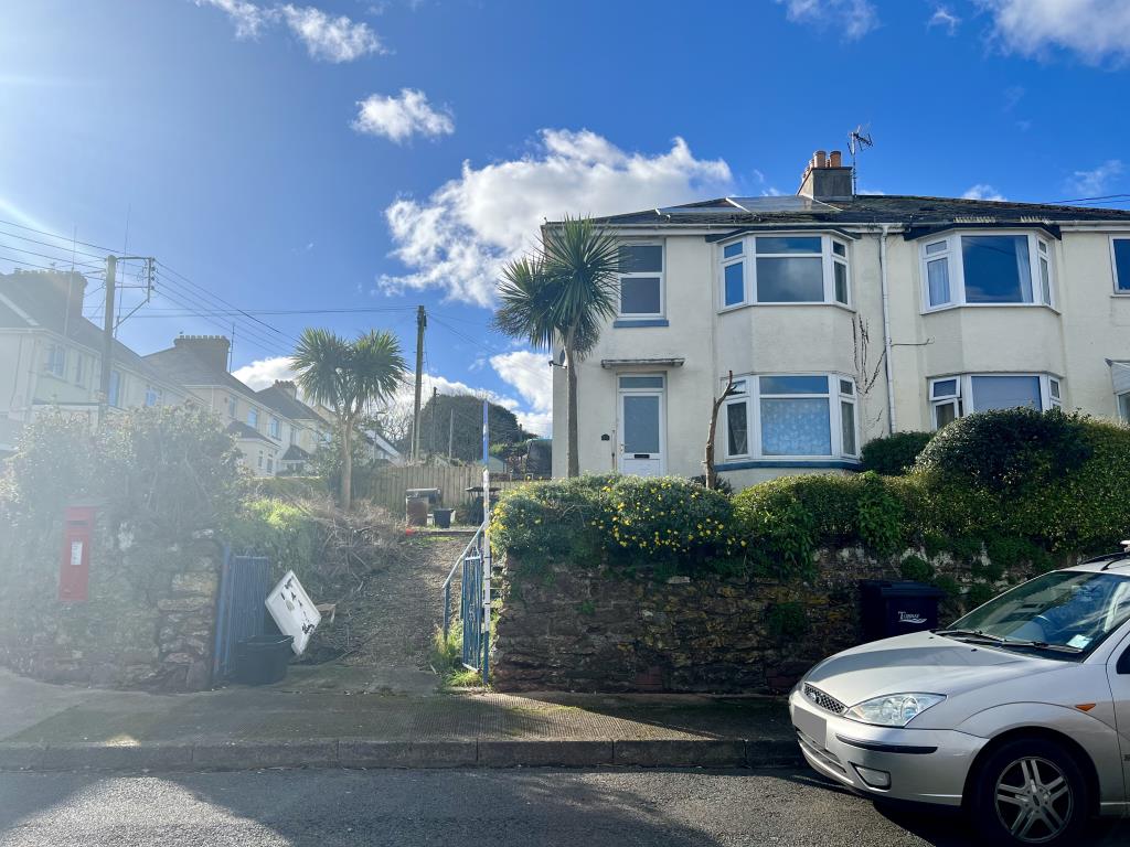 Lot: 59 - SEMI-DETACHED HOUSE FOR REFURBISHMENT - General view of front of property